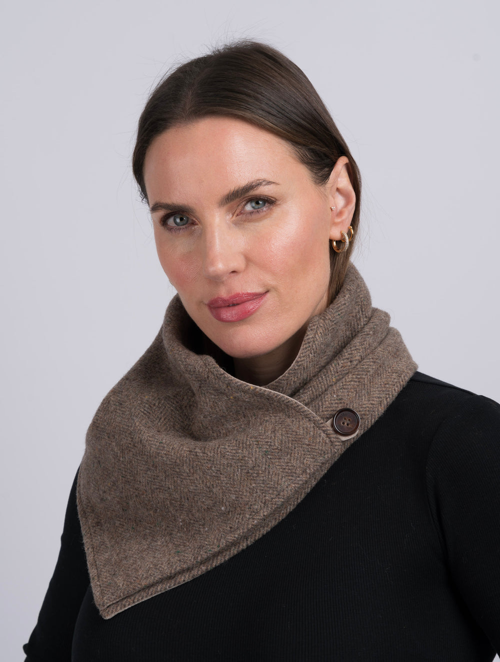 Wendbarer Tweed mit Fischgrätenmuster in Schwarz und Weiß mit schwarzem Samt-Snood und Schal