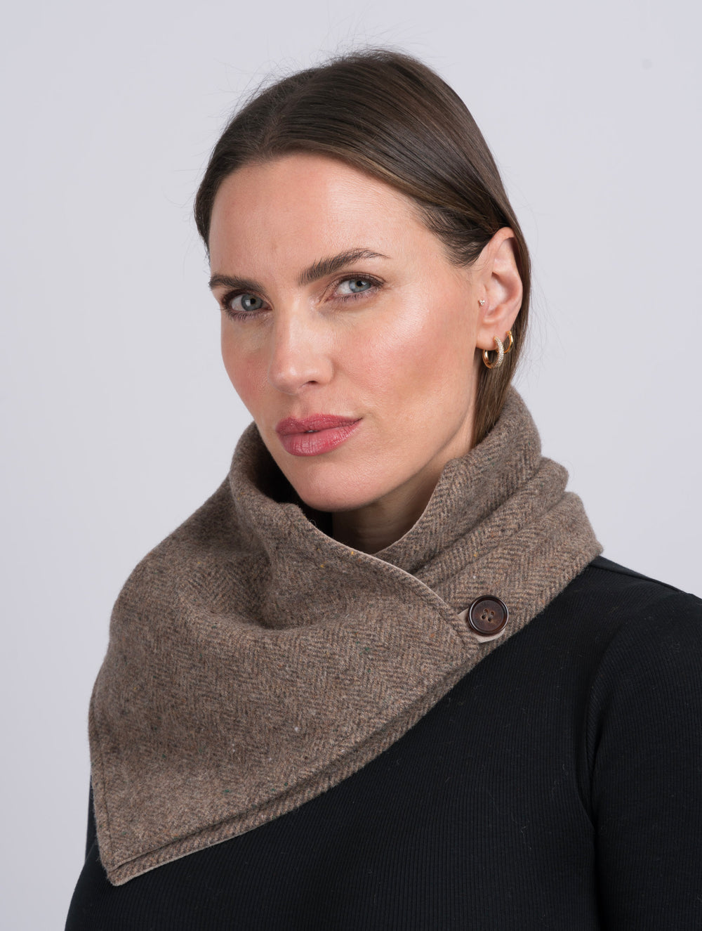 Wendbarer Tweed mit Fischgrätenmuster in Schwarz und Weiß mit schwarzem Samt-Snood und Schal