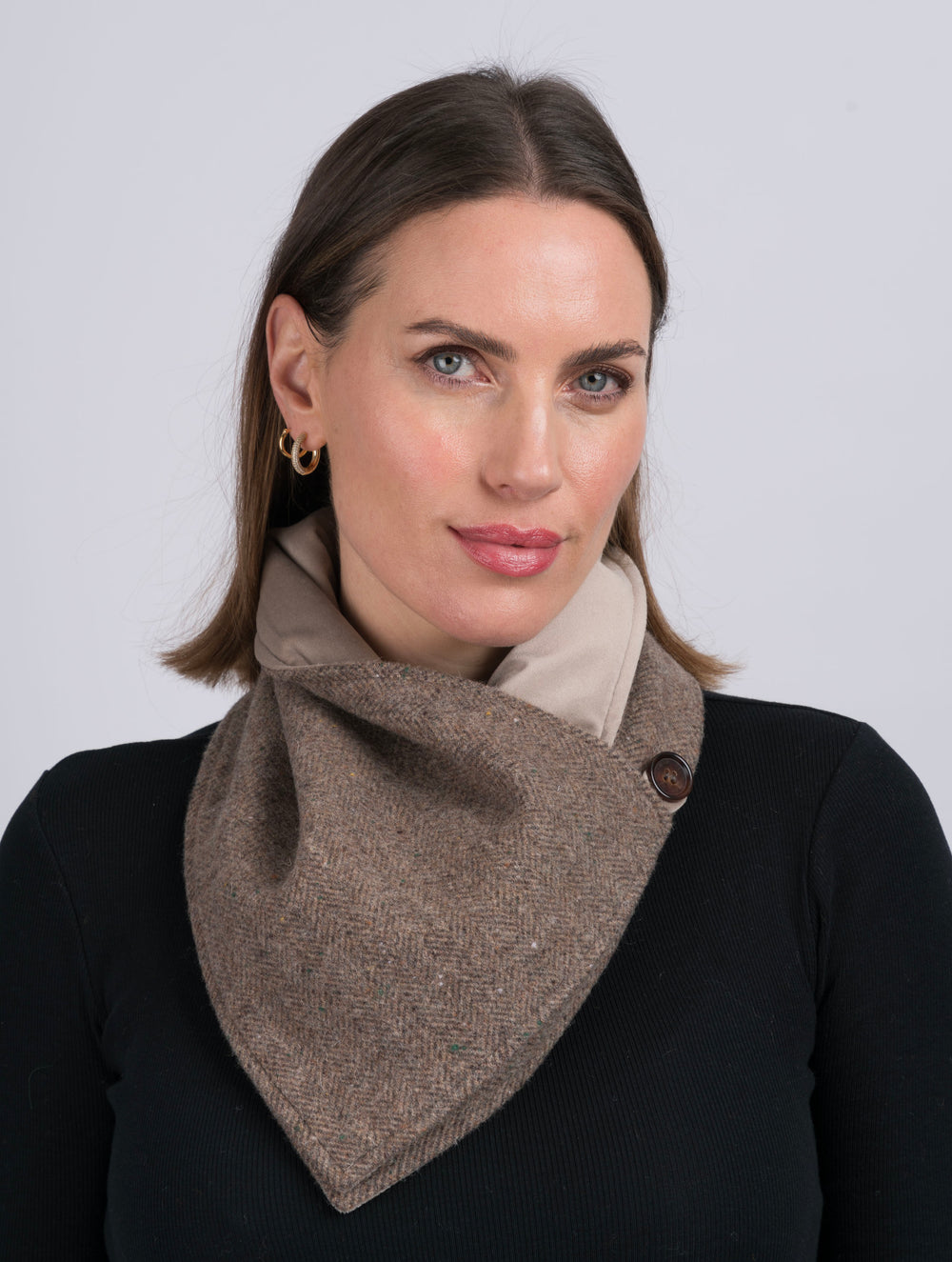 Wendbarer Tweed mit Fischgrätenmuster in Schwarz und Weiß mit schwarzem Samt-Snood und Schal