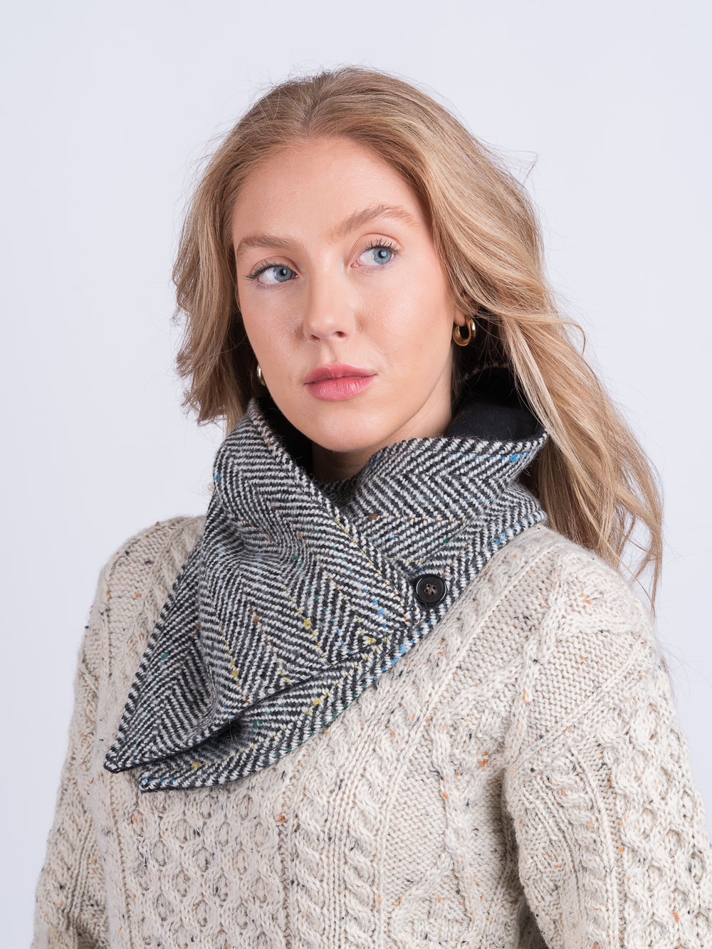 Wendbarer Tweed mit Fischgrätenmuster in Schwarz und Weiß mit schwarzem Samt-Snood und Schal