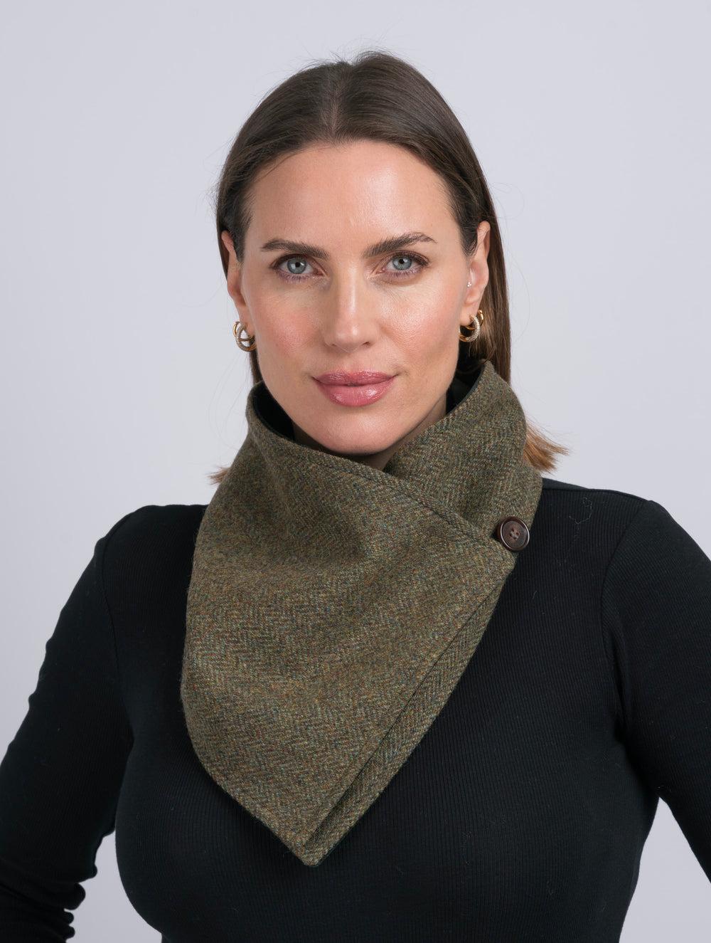 Wendbarer Tweed mit Fischgrätenmuster in Schwarz und Weiß mit schwarzem Samt-Snood und Schal