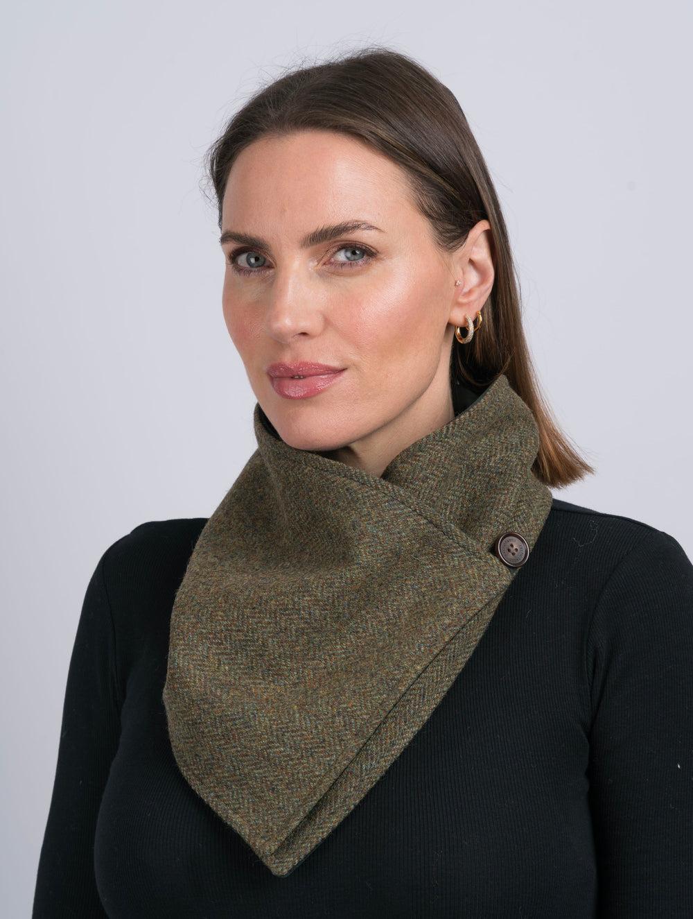 Wendbarer Tweed mit Fischgrätenmuster in Schwarz und Weiß mit schwarzem Samt-Snood und Schal