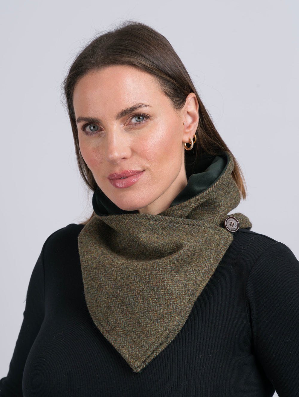 Wendbarer Tweed mit Fischgrätenmuster in Schwarz und Weiß mit schwarzem Samt-Snood und Schal