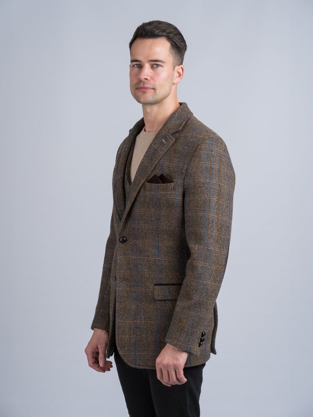 Veste de chasse en tweed marron avec bordure en moleskine