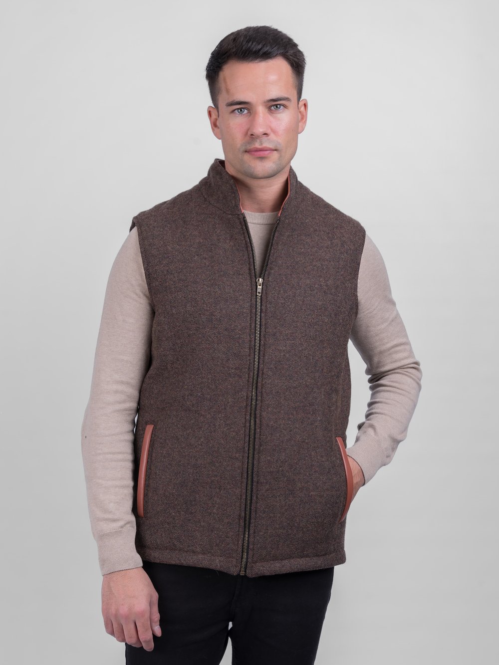 Gilet sans manches en tweed marron avec bordures en cuir Burns Barleycorn