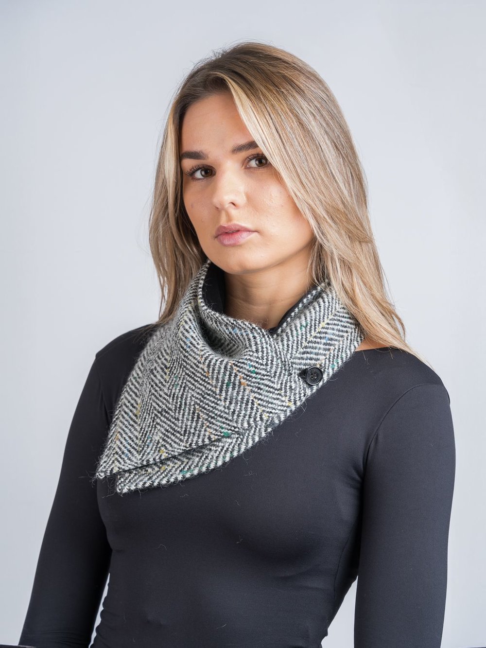 Tweed à chevrons noir et blanc réversible avec snood et écharpe en velours noir